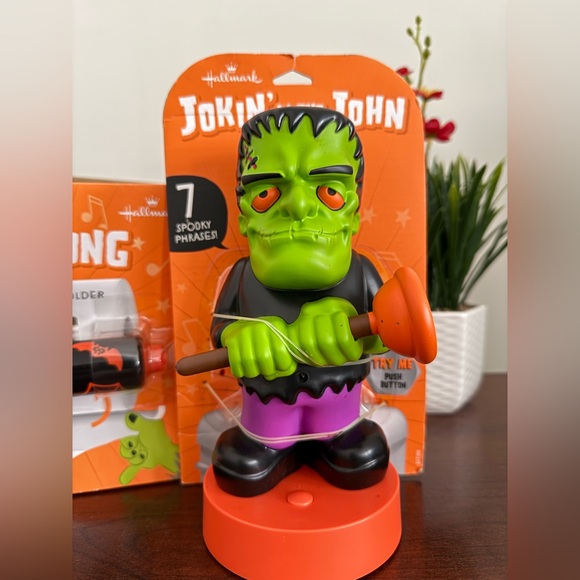 New Hallmark Jokin’ in the John Flush-in-stein and spin-a-song paper holder set - Picture 3 of 5